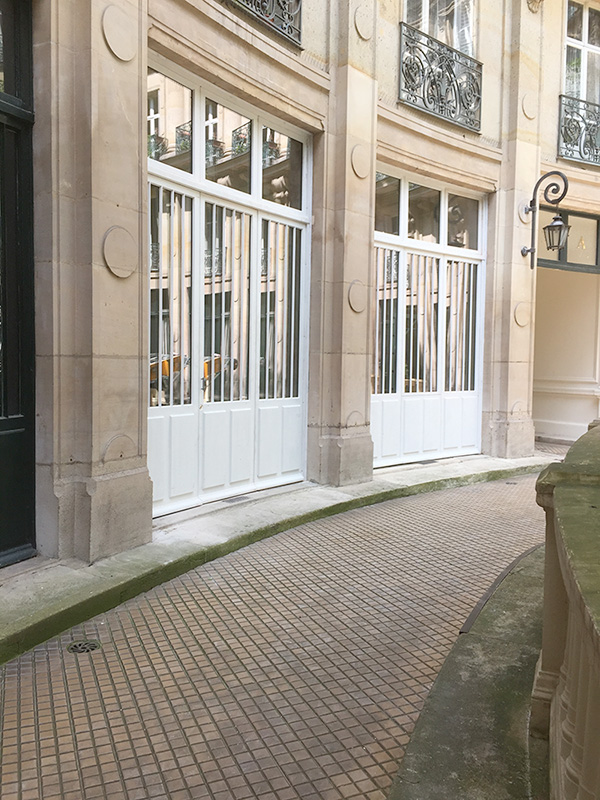 mise en place de porte en bois à Paris